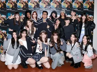 “ダイエット成功”HYBE議長パン・シヒョク、所属ガールズグループの間で堂々のセンター