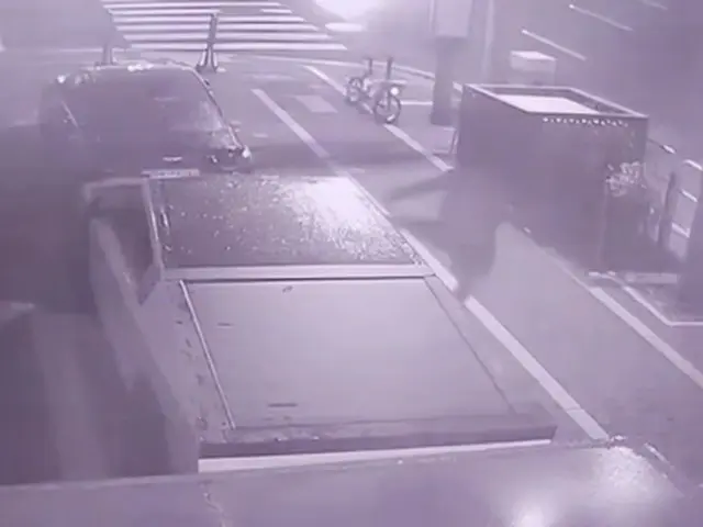 「サイバートラック」を蹴る中国人＝（聯合ニュース）