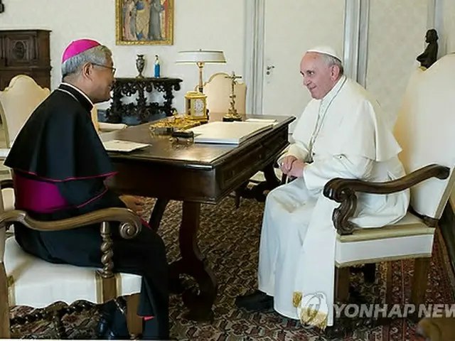 ２０１４年にローマ教皇フランシスコと面談したときの兪興植枢機卿。当時は韓国の天主教（カトリック）大田教区長だった（大田教区提供）＝（聯合ニュース）≪転載・転用禁止≫