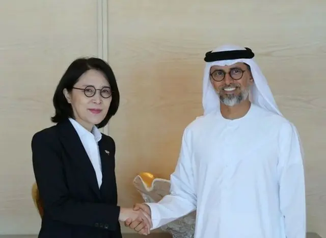 姜氏（左）とマズルーイ氏（外交部提供）＝（聯合ニュース）≪転載・転用禁止≫