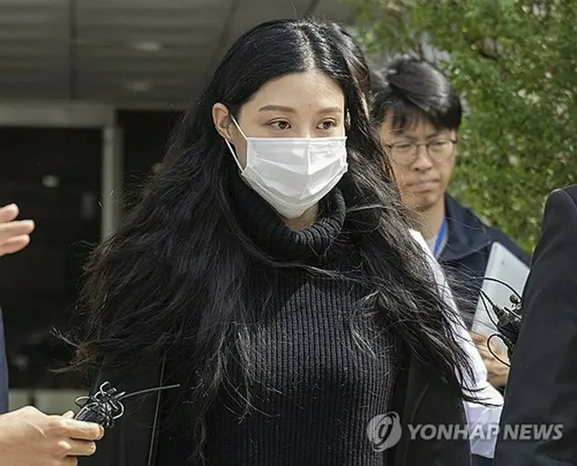 ソウル中央地裁を出る曺ミン被告＝２３日、ソウル（聯合ニュース）