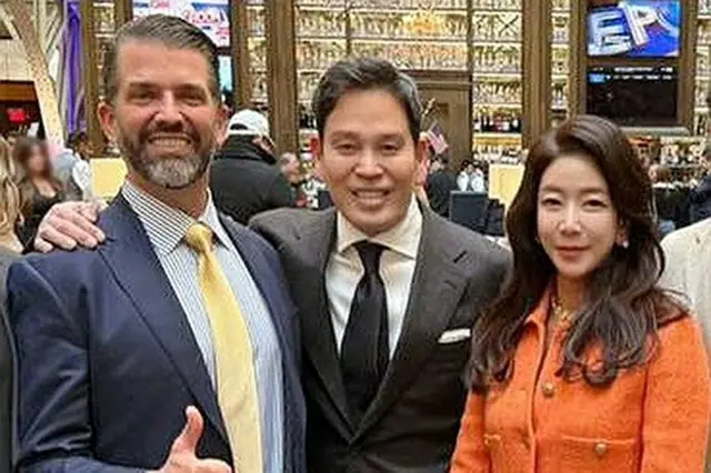 新世界グループの鄭溶鎮会長（中央）は今年１月、ワシントンでジュニア氏（左）と面会した（同グループ提供）＝（聯合ニュース）≪転載・転用禁止≫