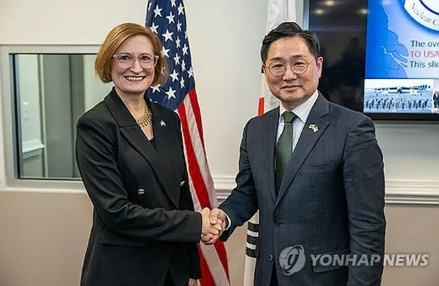 ＮＣＧの４回目の会合で記念撮影する韓国国防部のチョ・チャンレ国防政策室長（右）と米国防総省のアバクロンビー副次官代行（国防部提供）＝（聯合ニュース）≪転載・転用禁止≫