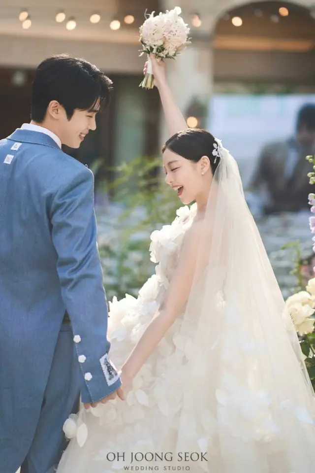 Ailee＆チェ・シフン、「私たち結婚しました」…結婚式写真公開
