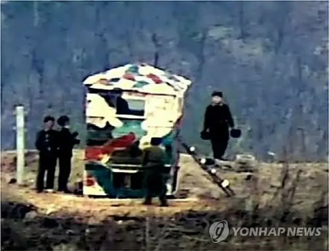 ２０２３年１１月、北朝鮮が南北軍事合意の全面破棄を宣言したことを受けて監視所の復元を行う北朝鮮兵（韓国国防部提供）＝（聯合ニュース）≪転載・転用禁止≫