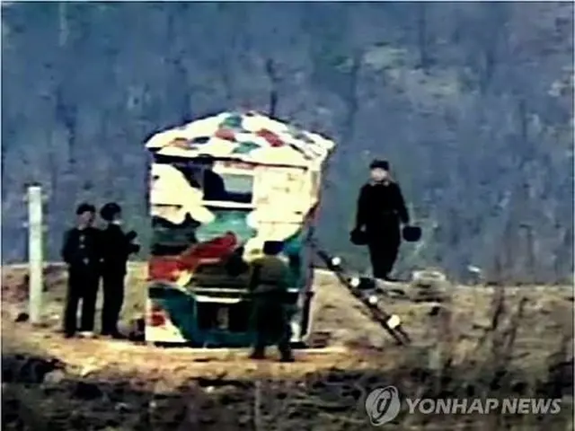 ２０２３年１１月、北朝鮮が南北軍事合意の全面破棄を宣言したことを受けて監視所の復元を行う北朝鮮兵（韓国国防部提供）＝（聯合ニュース）≪転載・転用禁止≫