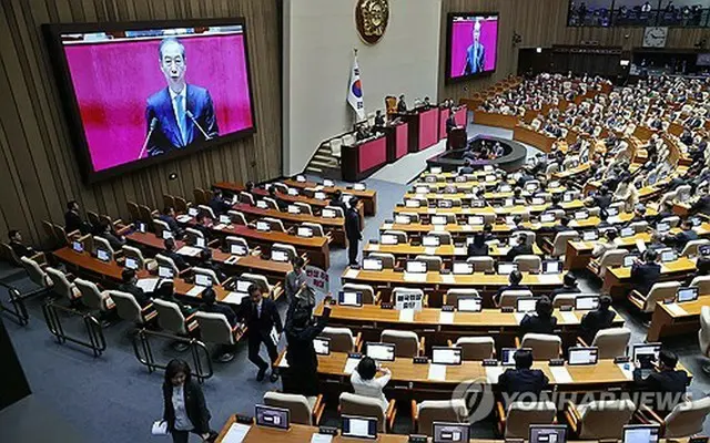 施政方針演説を行う韓悳洙首相（国会写真記者団）＝２４日、ソウル（聯合ニュース）