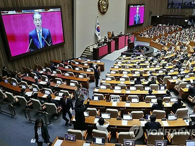 施政方針演説を行う韓悳洙首相（国会写真記者団）＝２４日、ソウル（聯合ニュース）
