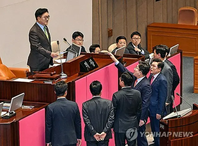 禹議長に抗議する国民の力の権性東（クォン・ソンドン）院内代表（国会写真記者団）＝２４日、ソウル（聯合ニュース）