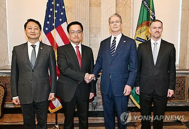記念撮影する（左から）安徳根・産業通商資源部長官、崔相穆・経済副首相兼企画財政部長官、ベッセント財務長官、グリア通商代表部（ＵＳＴＲ）代表（企画財政部提供）＝（聯合ニュース）≪転載・転用禁止≫