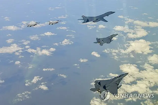 韓米合同空中訓練に参加したＢ１Ｂ（手前、韓国国防部提供）＝（聯合ニュース）≪転載・転用禁止≫