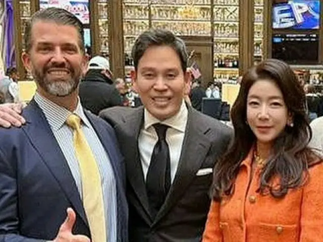 新世界グループの鄭溶鎮会長（中央）は今年１月、米ワシントンでドナルド・トランプ・ジュニア氏（左）と面会した（同グループ提供）＝（聯合ニュース）≪転載・転用禁止≫