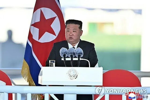 進水式で演説する金正恩氏＝（朝鮮中央通信＝聯合ニュース）≪転載・転用禁止≫