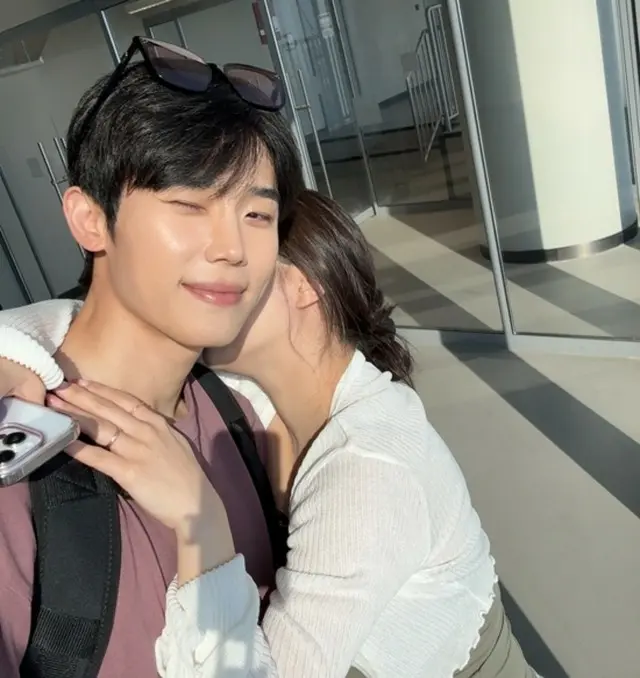 歌手Ailee＆チェ・シフン、新婚旅行中“頬にキス”…「毎日笑い声であふれるように」