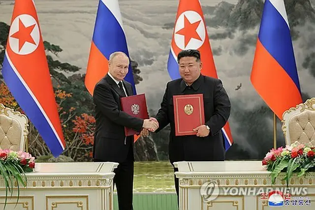 プーチン氏と金正恩氏は昨年６月、「包括的戦略パートナーシップ条約」を締結した＝（朝鮮中央通信＝聯合ニュース）≪転載・転用禁止≫