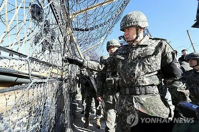 最前線の警戒作戦部隊を訪問した韓国軍制服組トップの金明秀（キム・ミョンス）合同参謀本部議長（国防日報提供）＝（聯合ニュース）≪転載・転用禁止≫