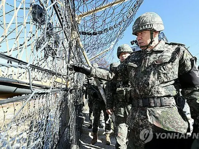 最前線の警戒作戦部隊を訪問した韓国軍制服組トップの金明秀（キム・ミョンス）合同参謀本部議長（国防日報提供）＝（聯合ニュース）≪転載・転用禁止≫