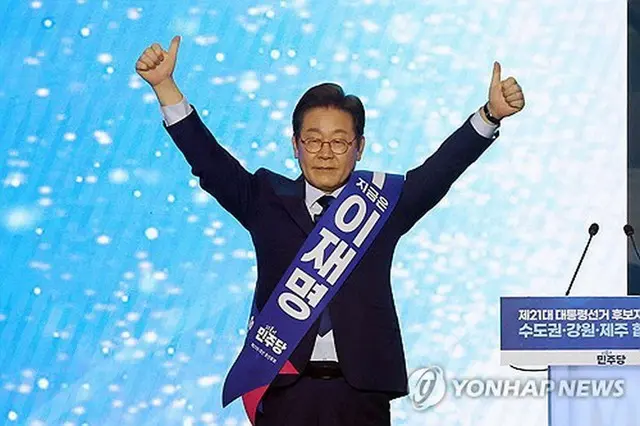 ソウル郊外の国際展示場ＫＩＮＴＥＸ（京畿道高陽市）で開かれた共に民主党の大統領選最終候補者選出大会に出席した李在明氏＝２７日、高陽（聯合ニュース）