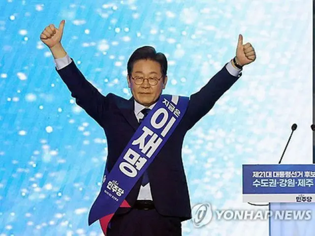 ソウル郊外の国際展示場ＫＩＮＴＥＸ（京畿道高陽市）で開かれた共に民主党の大統領選最終候補者選出大会に出席した李在明氏＝２７日、高陽（聯合ニュース）