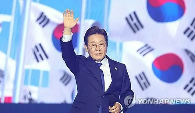 大統領選の公認候補に選出された後、手を振る李在明氏＝２７日、高陽（聯合ニュース）