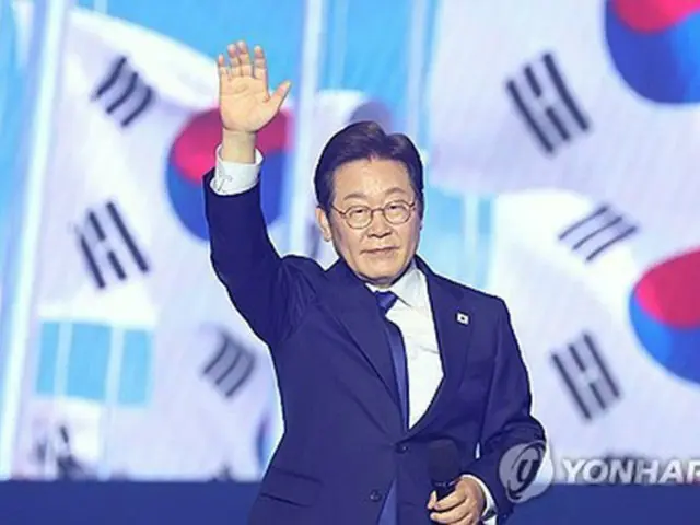 大統領選の公認候補に選出された後、手を振る李在明氏＝２７日、高陽（聯合ニュース）