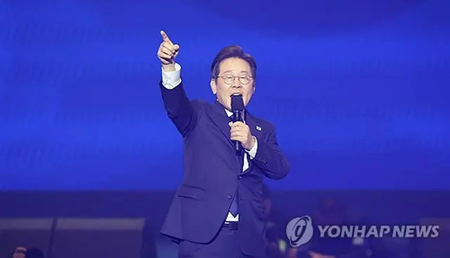 受諾演説を行う李在明氏＝２７日、高陽（聯合ニュース）