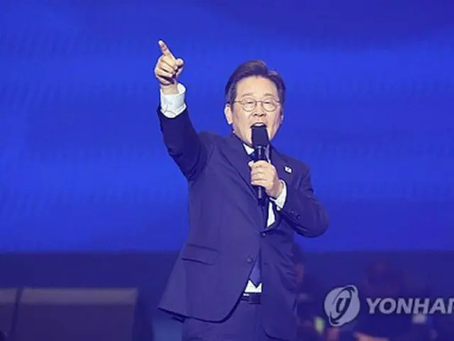受諾演説を行う李在明氏＝２７日、高陽（聯合ニュース）
