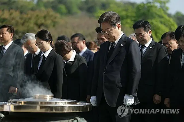 国立ソウル顕忠院を参拝した李在明氏（手前）＝２８日、ソウル（聯合ニュース）