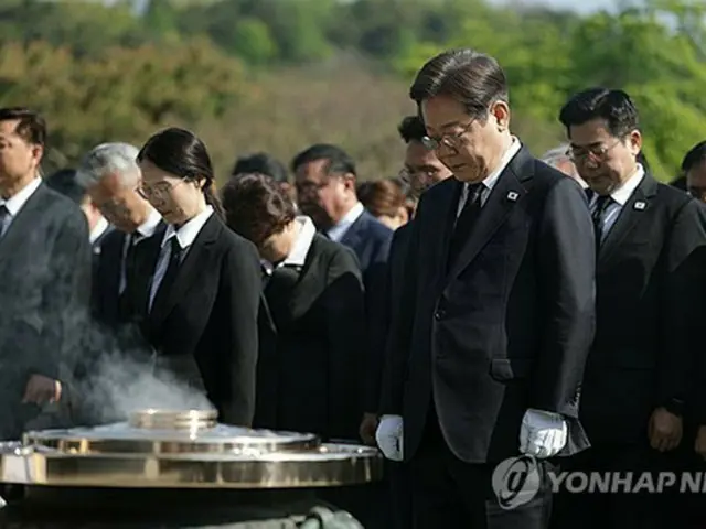 国立ソウル顕忠院を参拝した李在明氏（手前）＝２８日、ソウル（聯合ニュース）