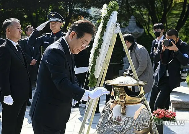 李承晩（イ・スンマン）元大統領の墓を参拝する李在明氏＝２８日、ソウル（聯合ニュース）