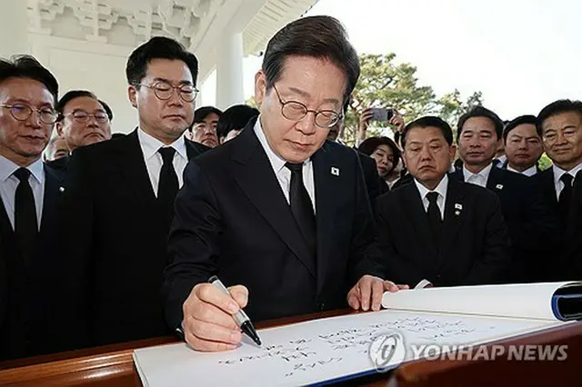芳名録に記入する李在明氏＝２８日、ソウル（聯合ニュース）