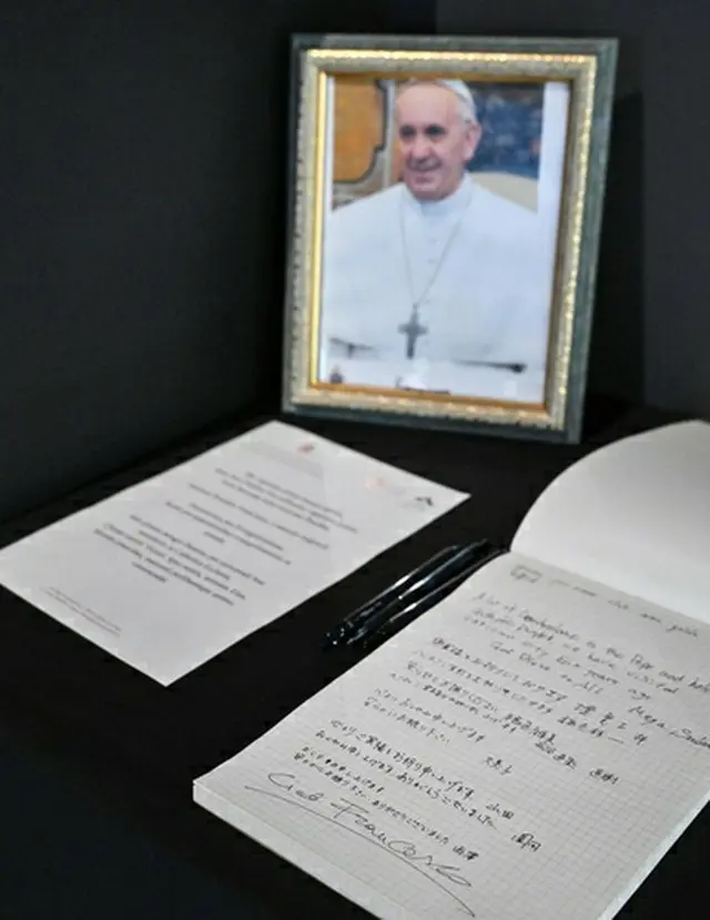 バチカン展示室の入り口付近に設置された記帳台＝（共同＝聯合ニュース）