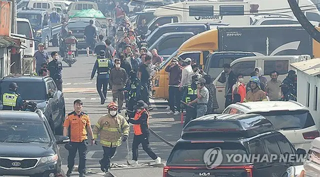 避難する住民ら＝２８日、大邱（聯合ニュース）