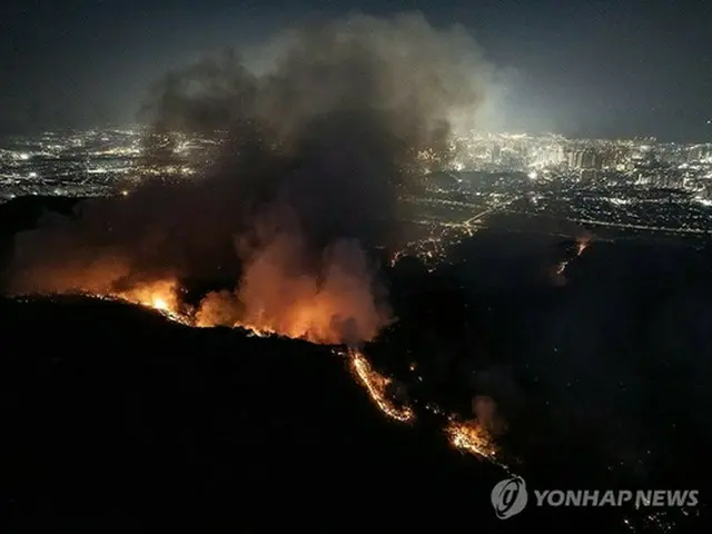 夜も燃え広がる大邱の山火事＝２８日、大邱（聯合ニュース）