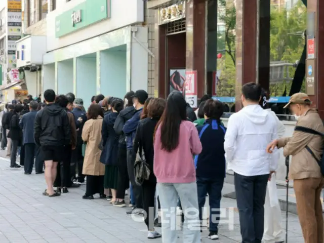 28日午前、ハッキング攻撃により加入者のUSIM情報が奪われたSKテレコムの直営代理店にUSIM無償交換を求めて列をなす顧客（写真＝イーデイリー）