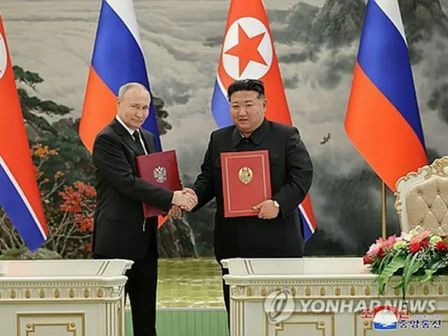 プーチン氏（左）と金正恩氏は昨年６月、「包括的戦略パートナーシップ条約」を締結した＝（朝鮮中央通信＝聯合ニュース）≪転載・転用禁止≫