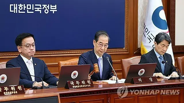 閣議を主宰する韓氏（中央、大統領室通信写真記者団）＝２９日、ソウル（聯合ニュース）