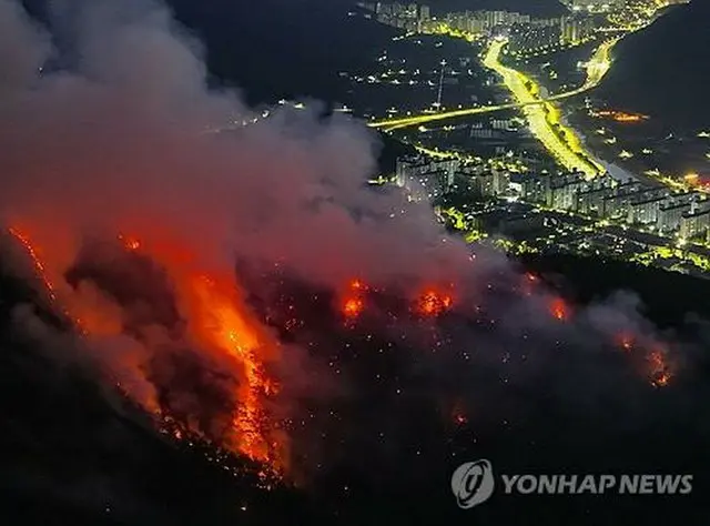 ２９日午前の山火事の様子＝２９日、大邱（聯合ニュース）