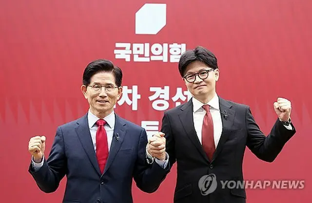 金文洙氏（左）と韓東勲氏（国会写真記者団）＝（聯合ニュース）