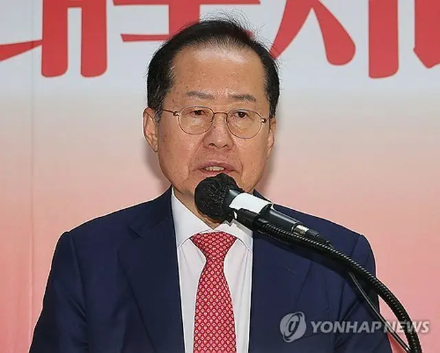 記者会見で政界引退を表明する洪氏＝２９日、ソウル（聯合ニュース）
