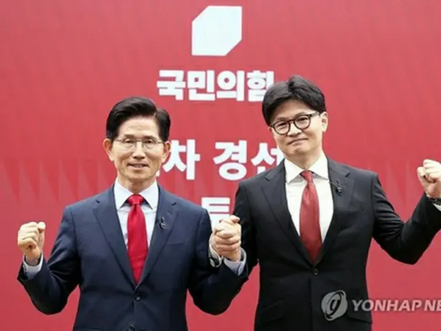 金文洙氏（左）と韓東勲氏（国会写真記者団）＝（聯合ニュース）