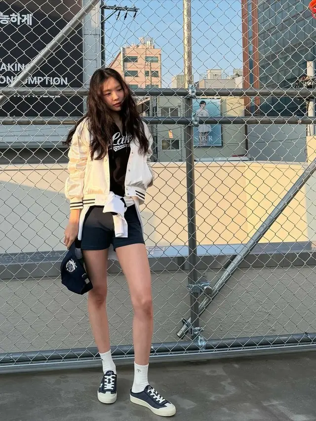 ソン・ナウン(元Apink）、“11字脚線美”+完璧腹筋…「元気です」