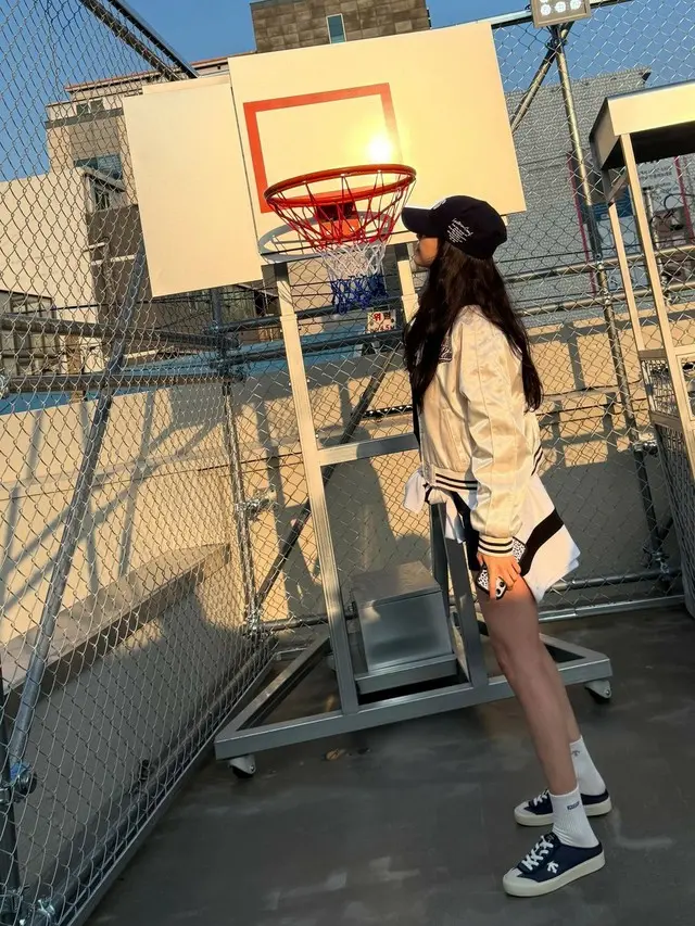 ソン・ナウン(元Apink）、“11字脚線美”+完璧腹筋…「元気です」