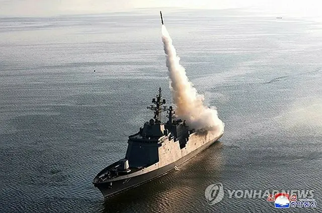 北朝鮮の新型多目的攻撃駆逐艦「崔賢」の発射実験＝（朝鮮中央通信＝聯合ニュース）≪転載・転用禁止≫