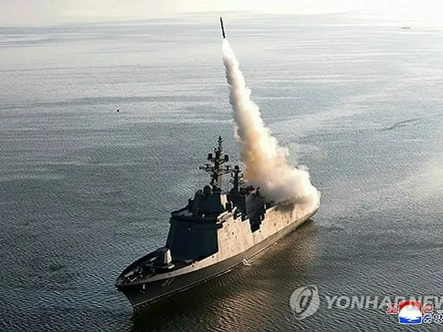 北朝鮮の新型多目的攻撃駆逐艦「崔賢」の発射実験＝（朝鮮中央通信＝聯合ニュース）≪転載・転用禁止≫
