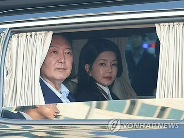 ４月１１日、大統領公邸から退去し、自宅に向かう尹錫悦前大統領夫妻＝（聯合ニュース）