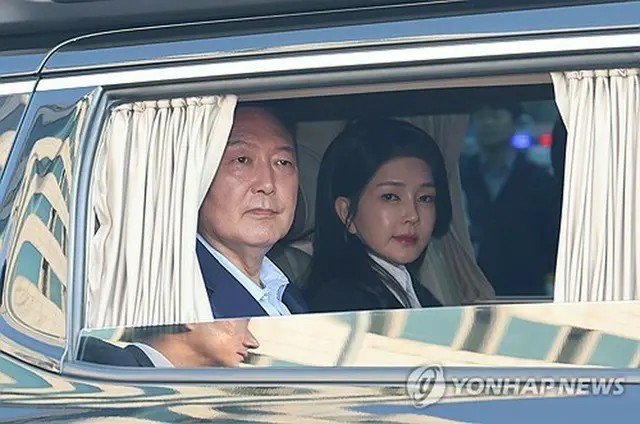 ４月１１日、大統領公邸から退去し、自宅に向かう尹錫悦前大統領夫妻＝（聯合ニュース）