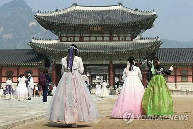 ソウル中心部にある朝鮮王朝時代の王宮、景福宮を訪れた外国人観光客＝（聯合ニュース）