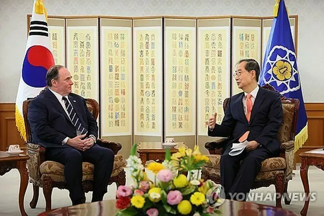 韓悳洙首相（右）とフェラン氏（国務調整室提供）＝（聯合ニュース）≪転載・転用禁止≫
