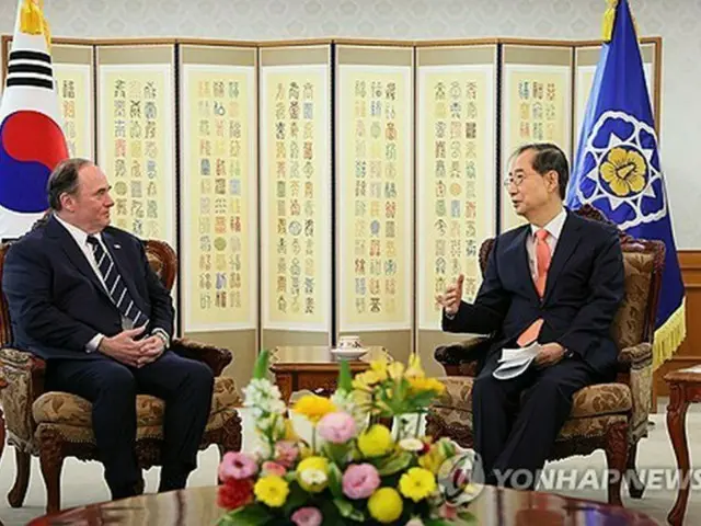韓悳洙首相（右）とフェラン氏（国務調整室提供）＝（聯合ニュース）≪転載・転用禁止≫